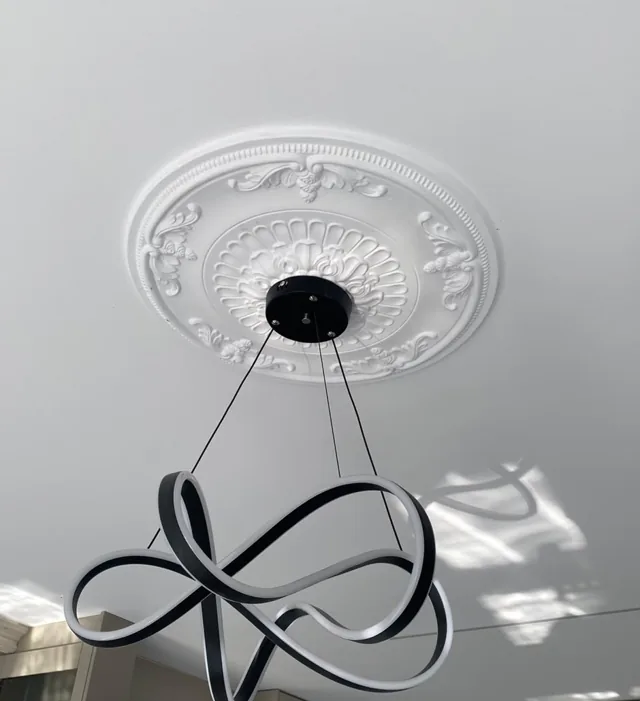 Rosace de plafond et suspension - réalisation Amarildo TELO
